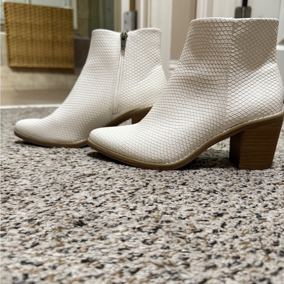 White Textured Ankle Boots - Target - size 7 - Picture 3 of 9